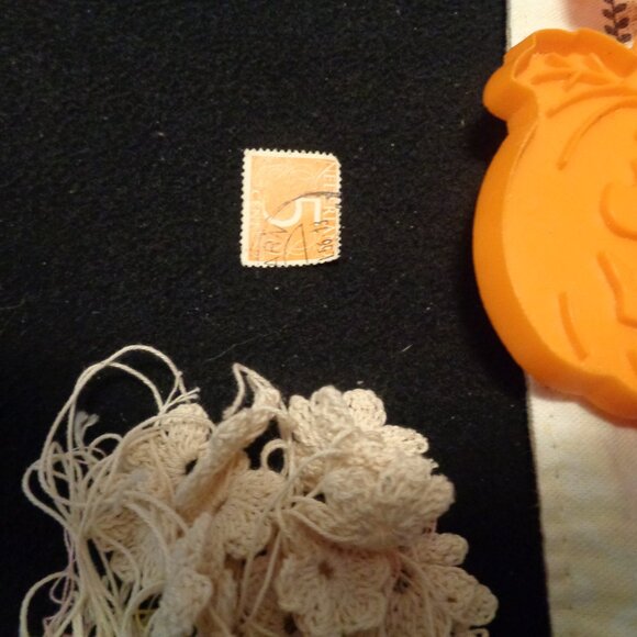 JUNK DRAWER VINTAGE FALL THEME SCARF COOKIE CUTTERS ORNAMENT DOLL PLATES… - Picture 3 of 8